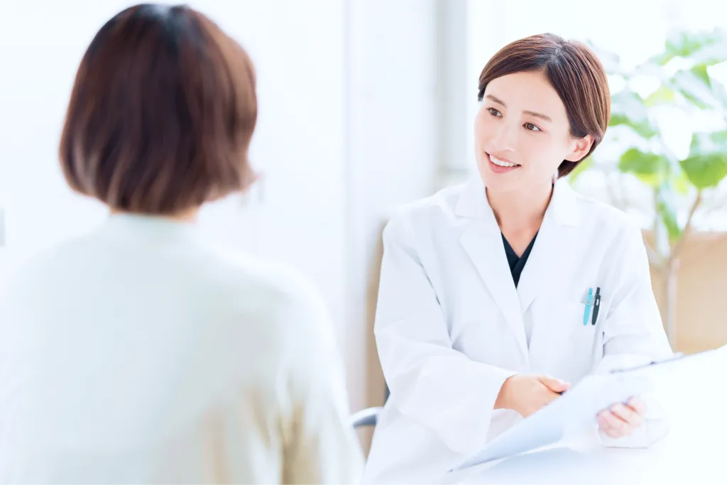 女性医師の診察