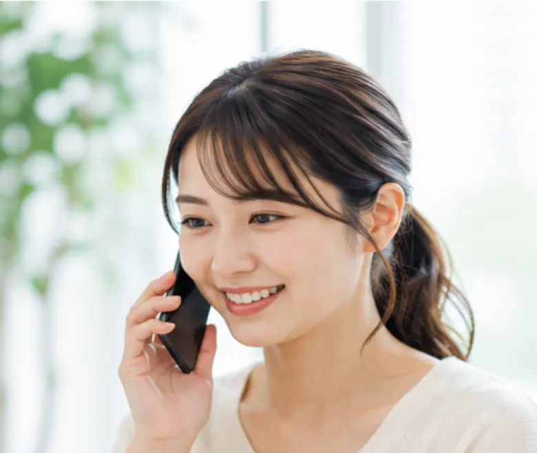 電話で予約する女性