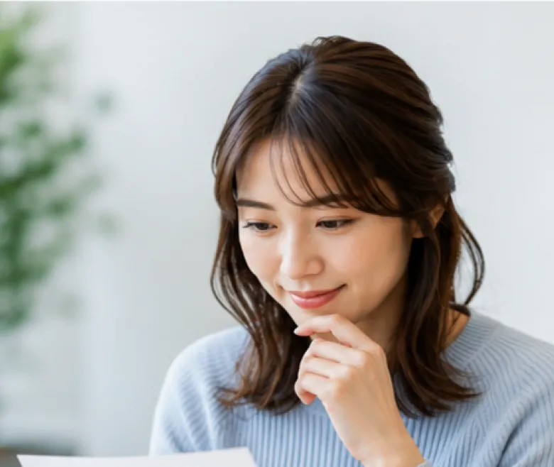 報告書を確認する女性