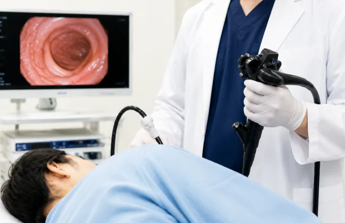 大腸内視鏡検査を行う医師