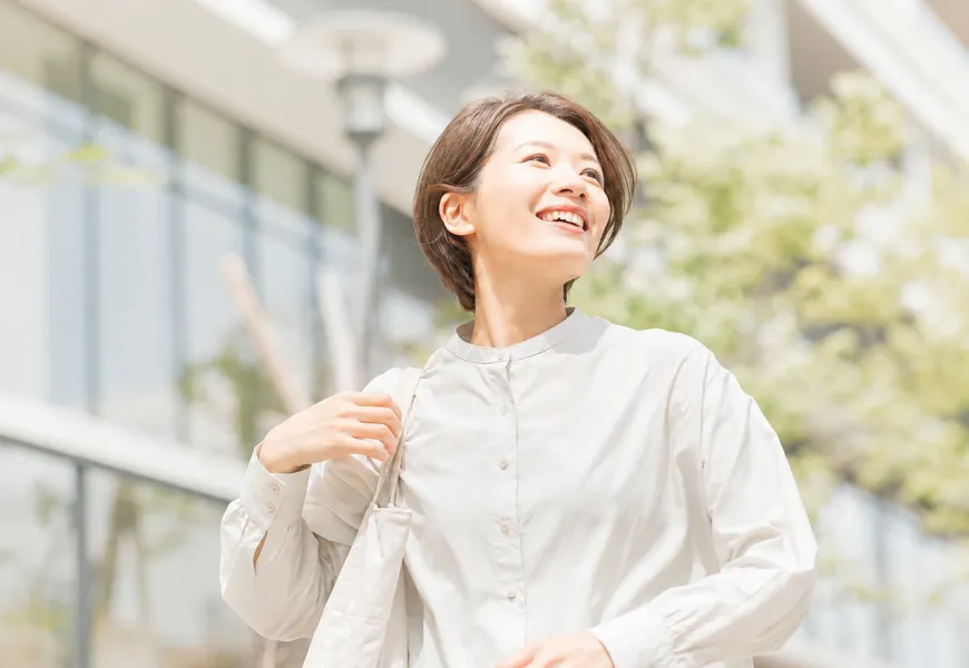 外を歩く女性