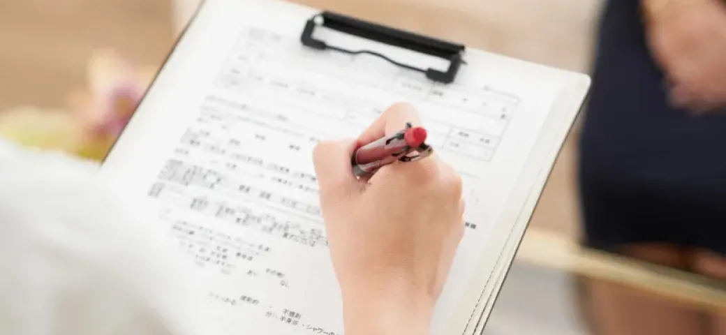問診票に記入する様子