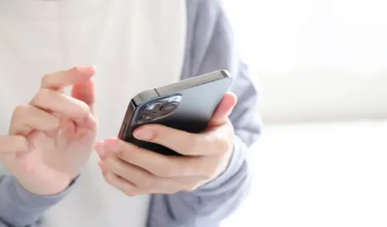 スマートフォンで予約する様子