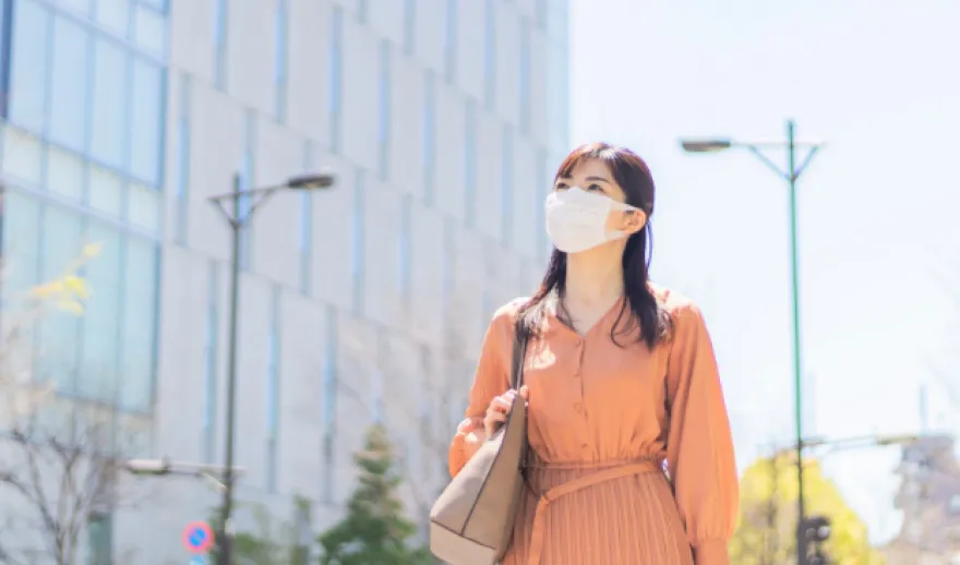 マスクをして街を歩く女性