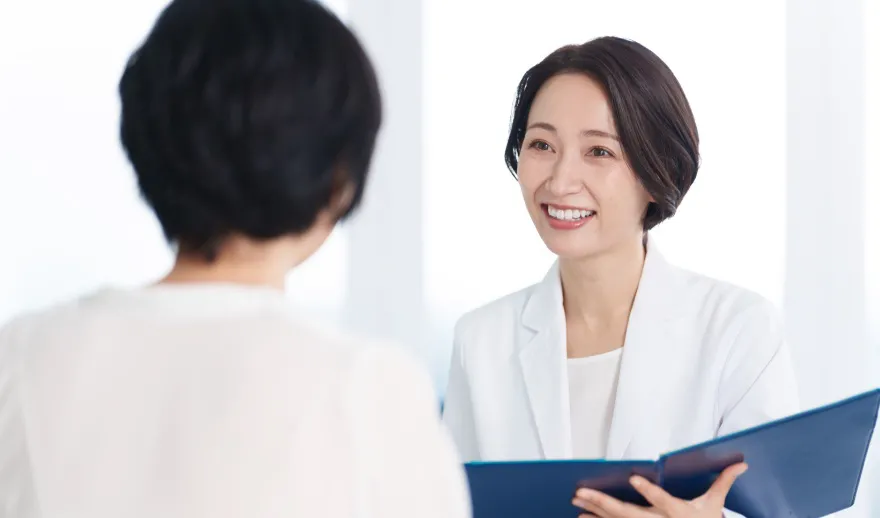 タブレットを使って患者に説明する医師