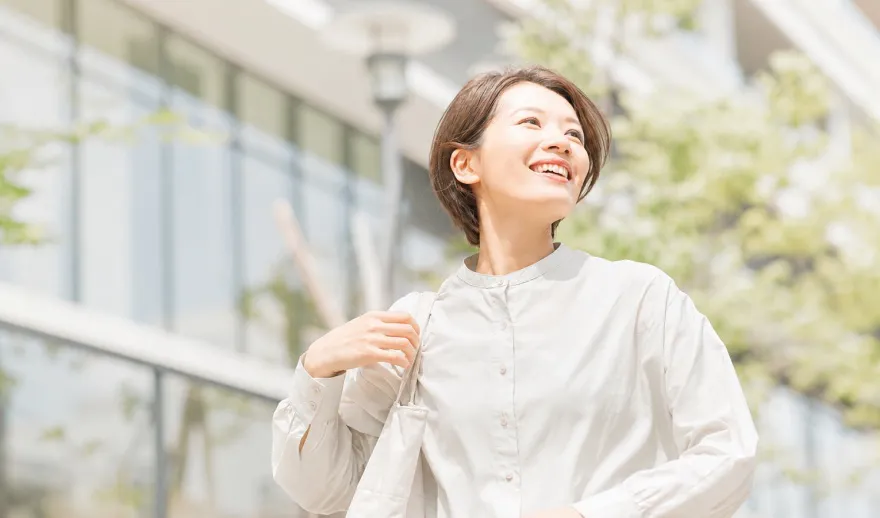 屋外で微笑む女性
