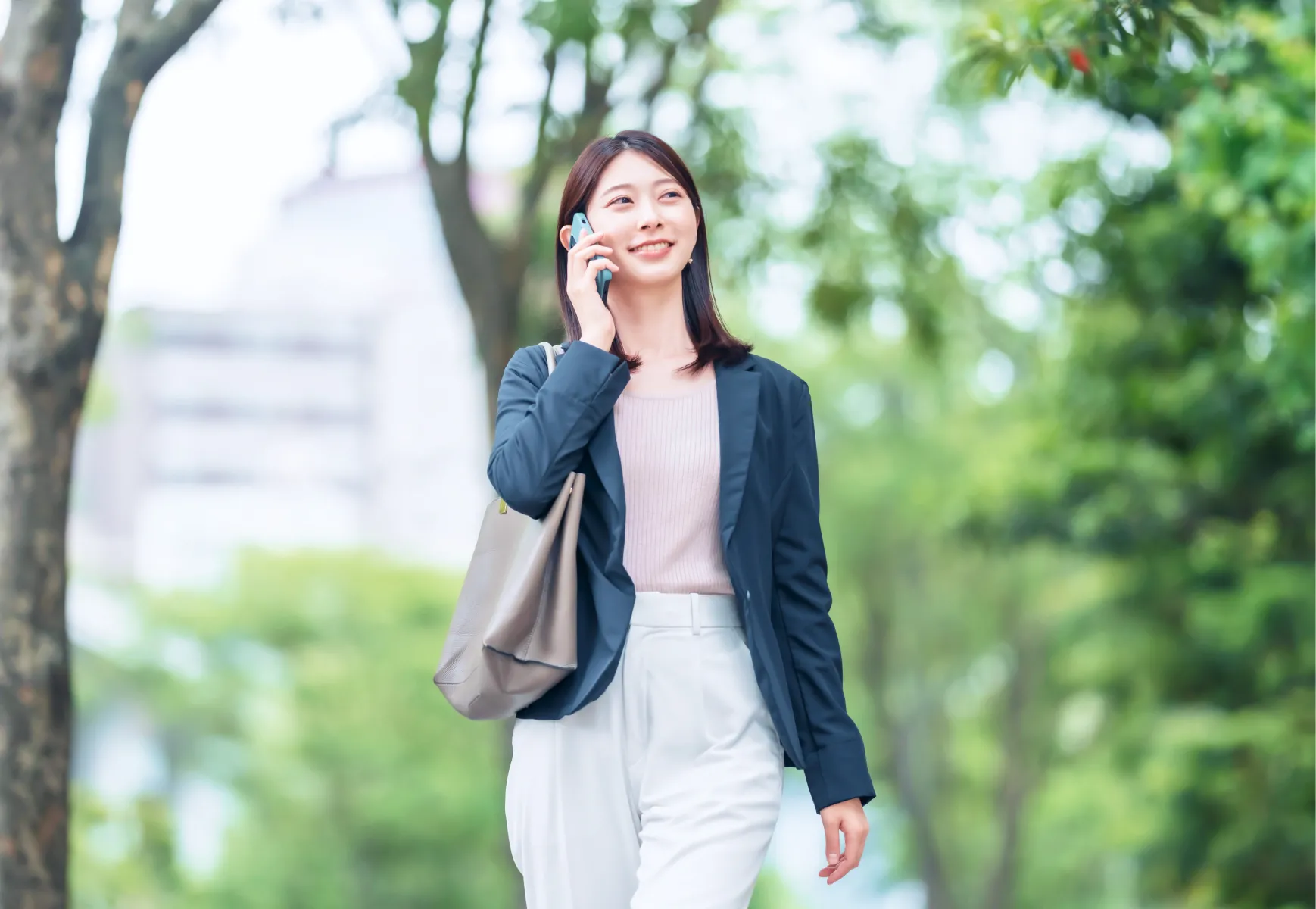 手術当日に通院する女性